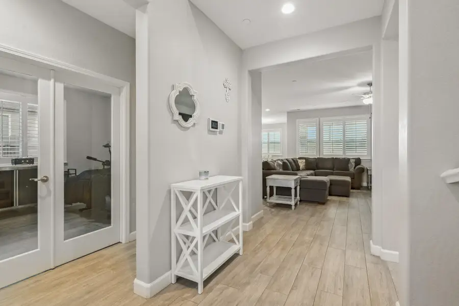 2090 Chancellor Avenue, Tulare, CA 93274 - #3