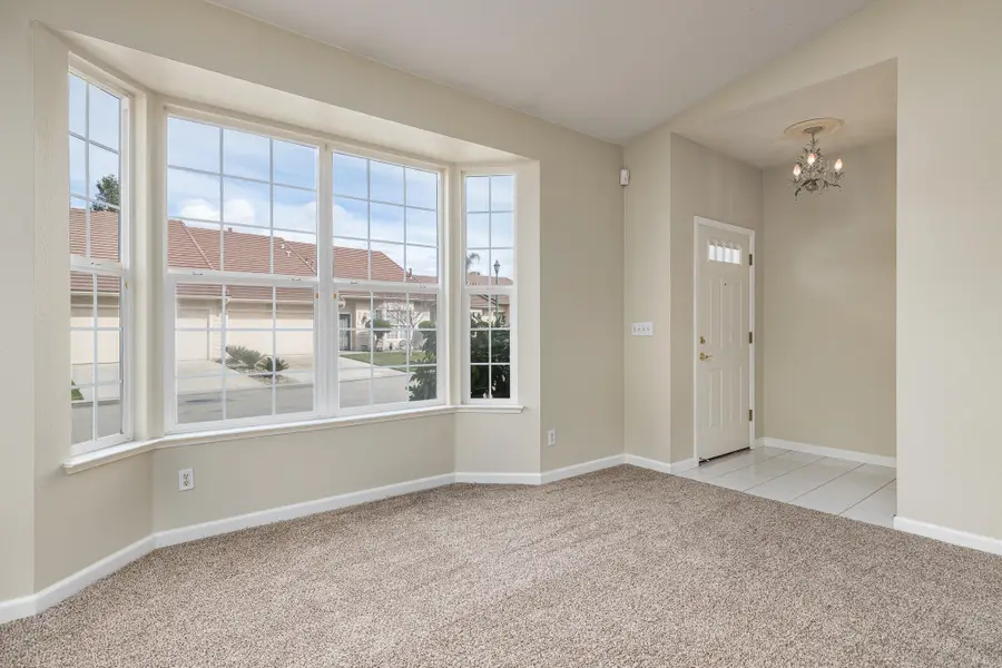346 Village Drive, Dinuba, CA 93618 - #3
