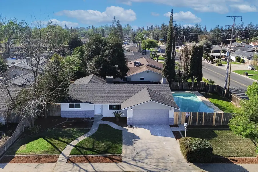 123 E Berkeley Avenue, Tulare, CA 93274 - #3