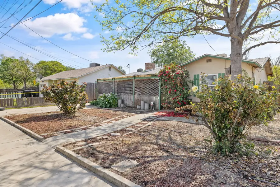 1019 E Laurel Avenue, Visalia, CA 93292 - #2