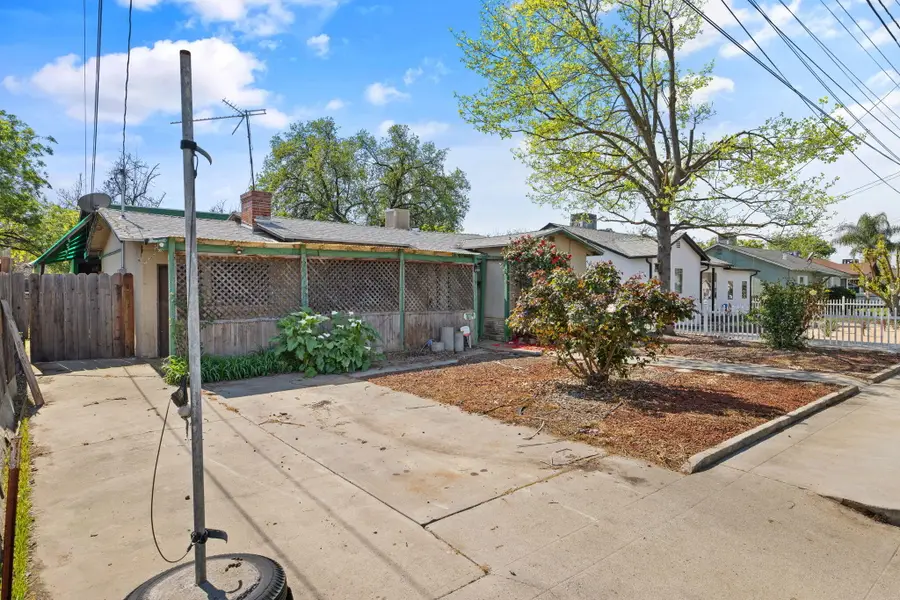 1019 E Laurel Avenue, Visalia, CA 93292 - #3