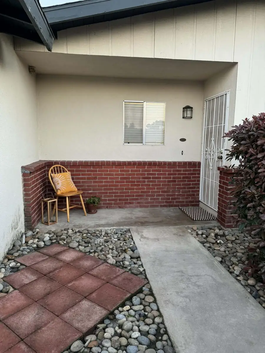 1511 W Sunnyside Avenue, Visalia, CA 93277 - #3