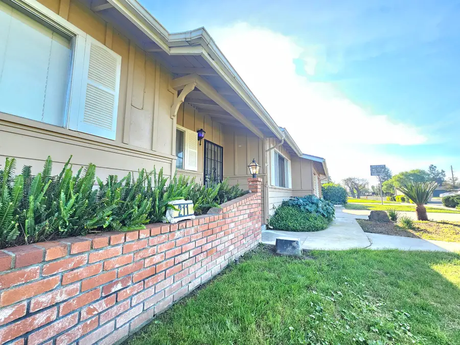 211 E Gail Avenue, Tulare, CA 93274 - #3