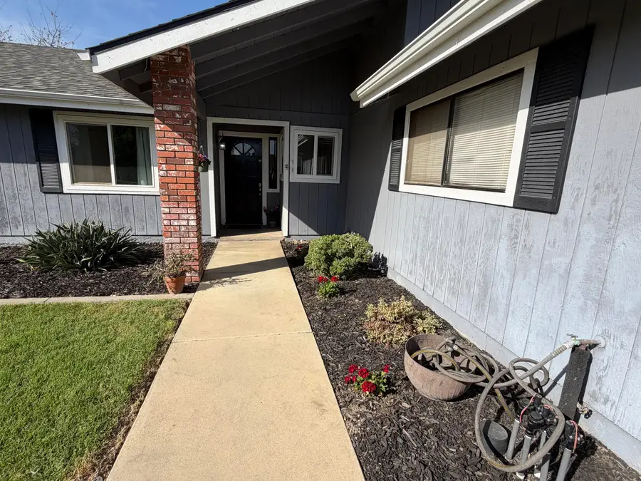 1150 E Ben Franklin Avenue E, Tulare, CA 93274 - #3