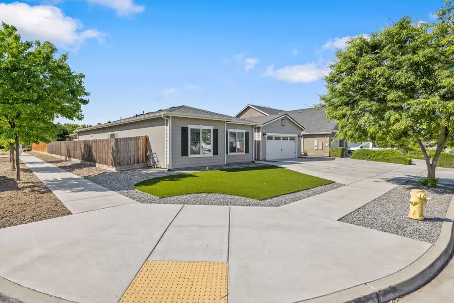 3723 W Vine Avenue, Visalia, CA 93291 - #2