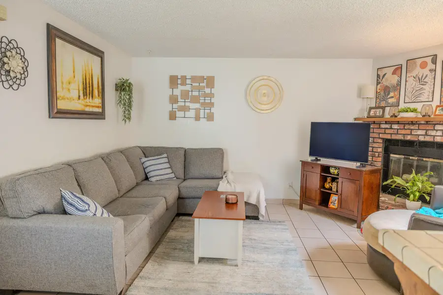 2021 E Laura Avenue #2021, Visalia, CA 93292 - #3