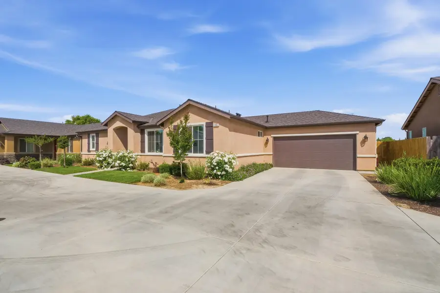 224 W Kimball Avenue, Visalia, CA 93277 - #3