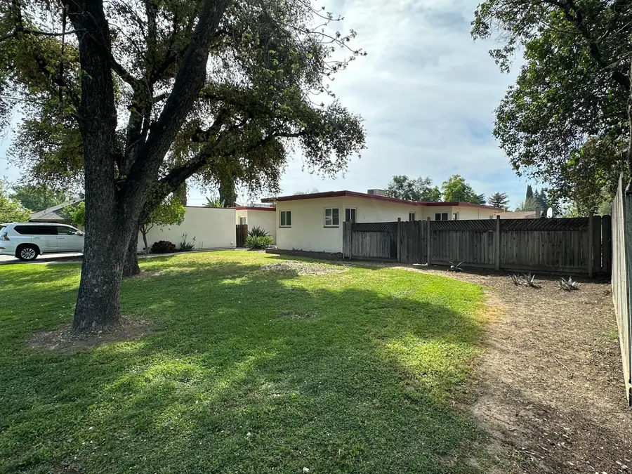 1127 W Walnut Avenue, Visalia, CA 93277 - #2