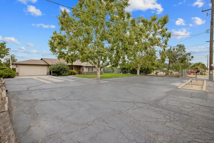 1714 N Blythe Avenue, Fresno, CA 93722 - #2