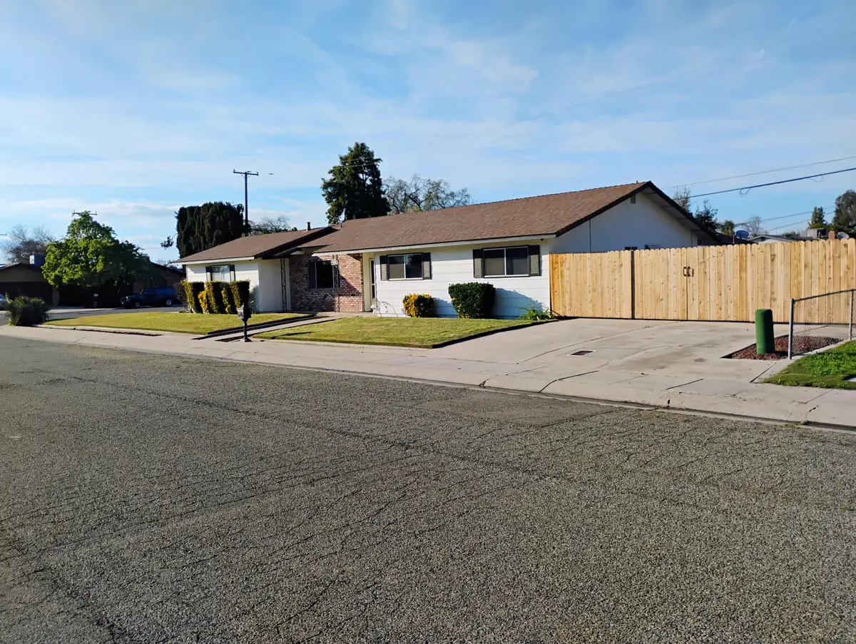 4132 W Robinwood Avenue, Visalia, CA 93291 - #1