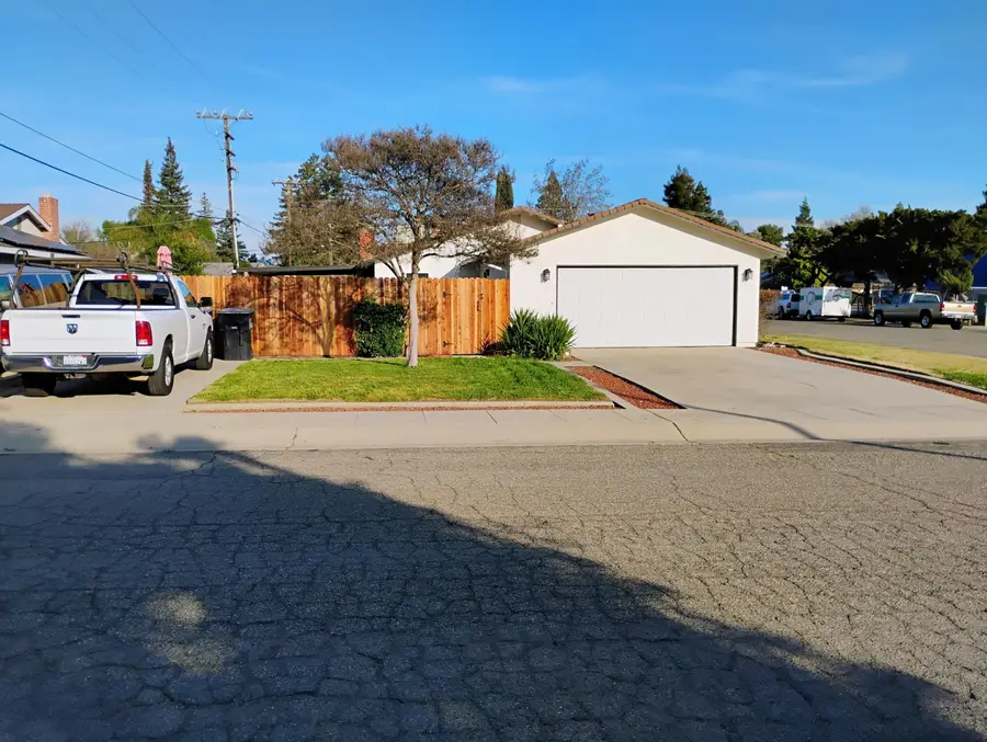 4132 W Robinwood Avenue, Visalia, CA 93291 - #2