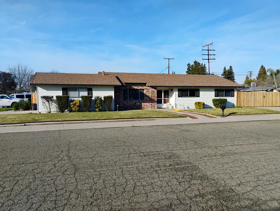 4132 W Robinwood Avenue, Visalia, CA 93291 - #3