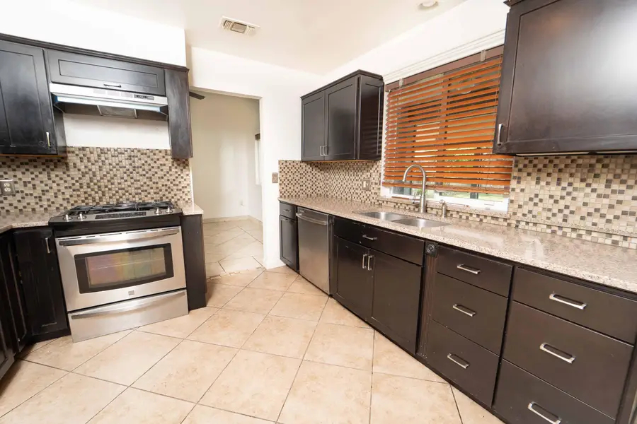 1480 Heritage Avenue W, Porterville, CA 93257 - #2