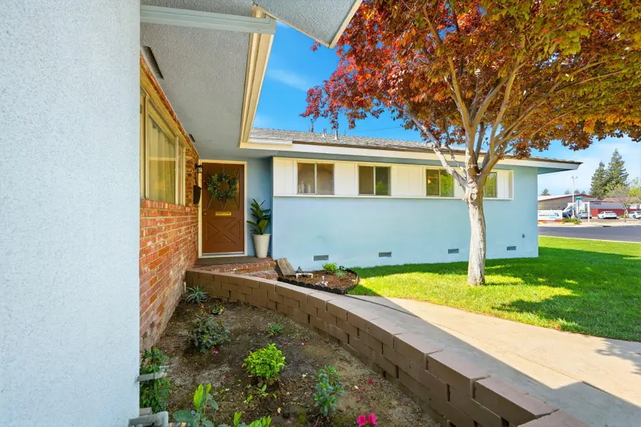 289 W Cypress Avenue, Reedley, CA 93654 - #3