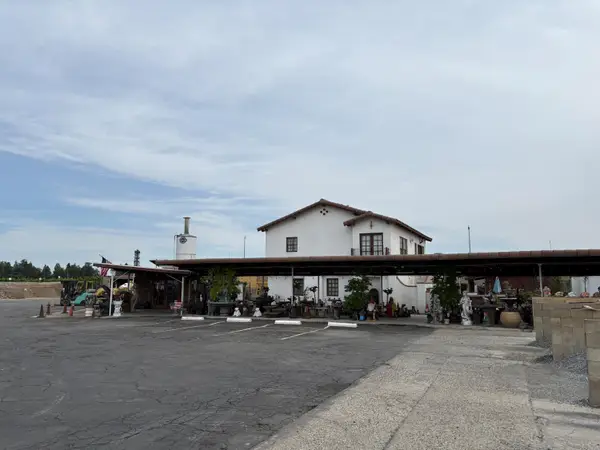 26300 N Mooney, Tulare, CA 93274