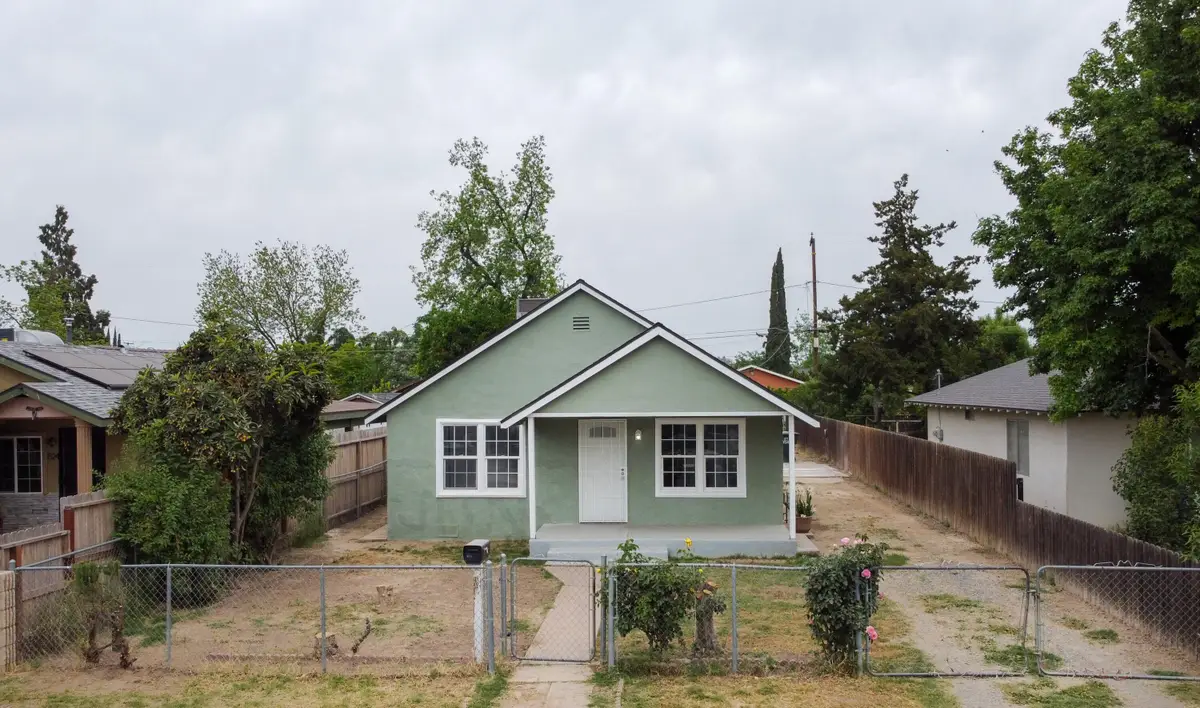 818 W Sweet Avenue W, Visalia, CA 93291 - #1