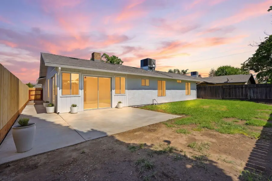 1621 W Westfield Avenue, Porterville, CA 93257 - #2