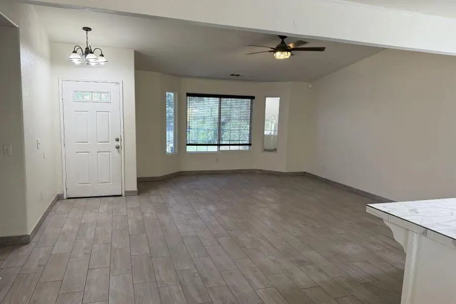 409 W Packwood Avenue, Visalia, CA 93277 - #3
