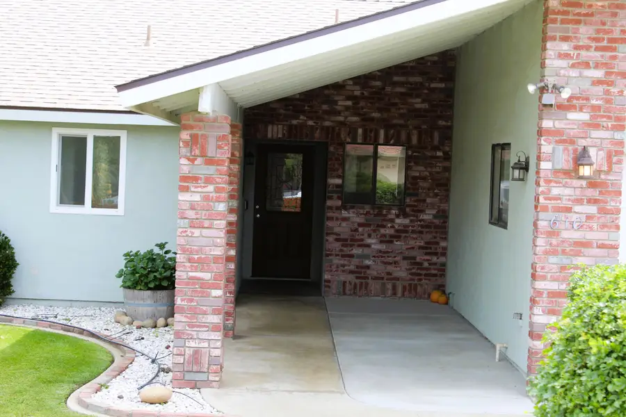 610 Wellington Street, Porterville, CA 93257 - #3
