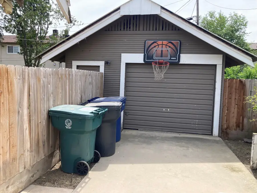 639 E San Joaquin Avenue, Tulare, CA 93274 - #3