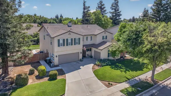 5821 W Sunnyview Avenue, Visalia, CA 93291