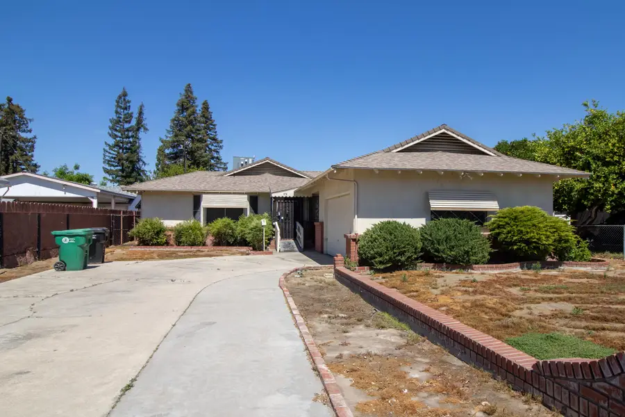 674 W Putnam Avenue, Porterville, CA 93257 - #3