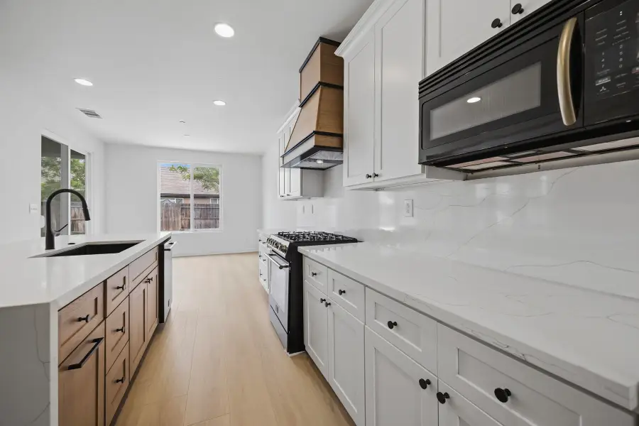 2536 W Stewart Avenue, Visalia, CA 93291 - #2