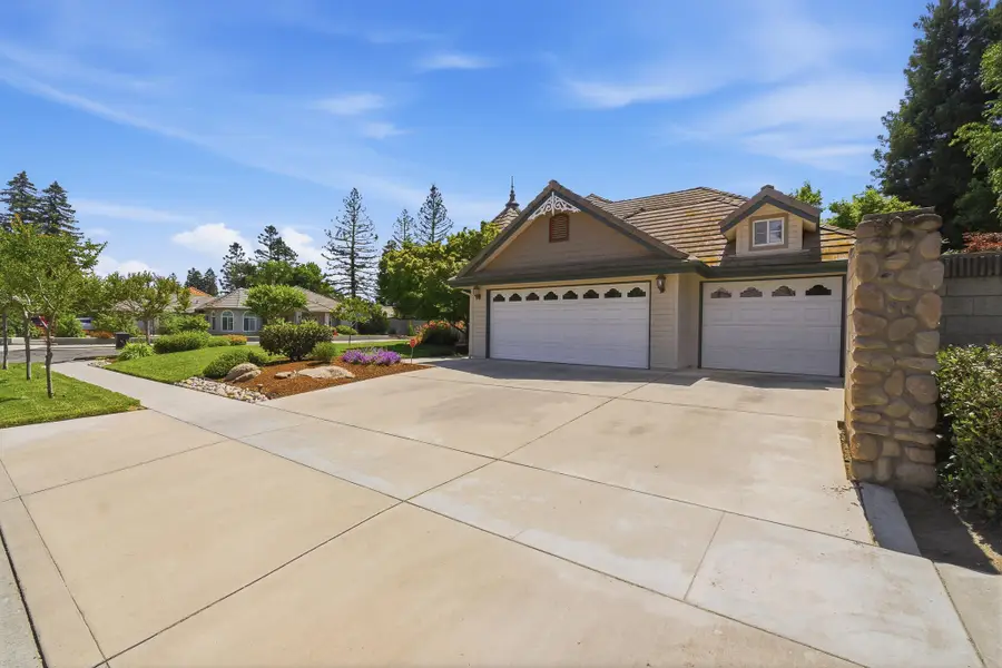 2320 SW Cottonwood Circle, Visalia, CA 93277 - #3