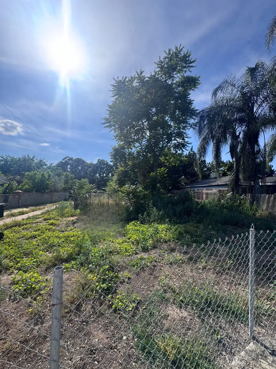 869 N Brundage Avenue, Farmersville, CA 93223 - #2