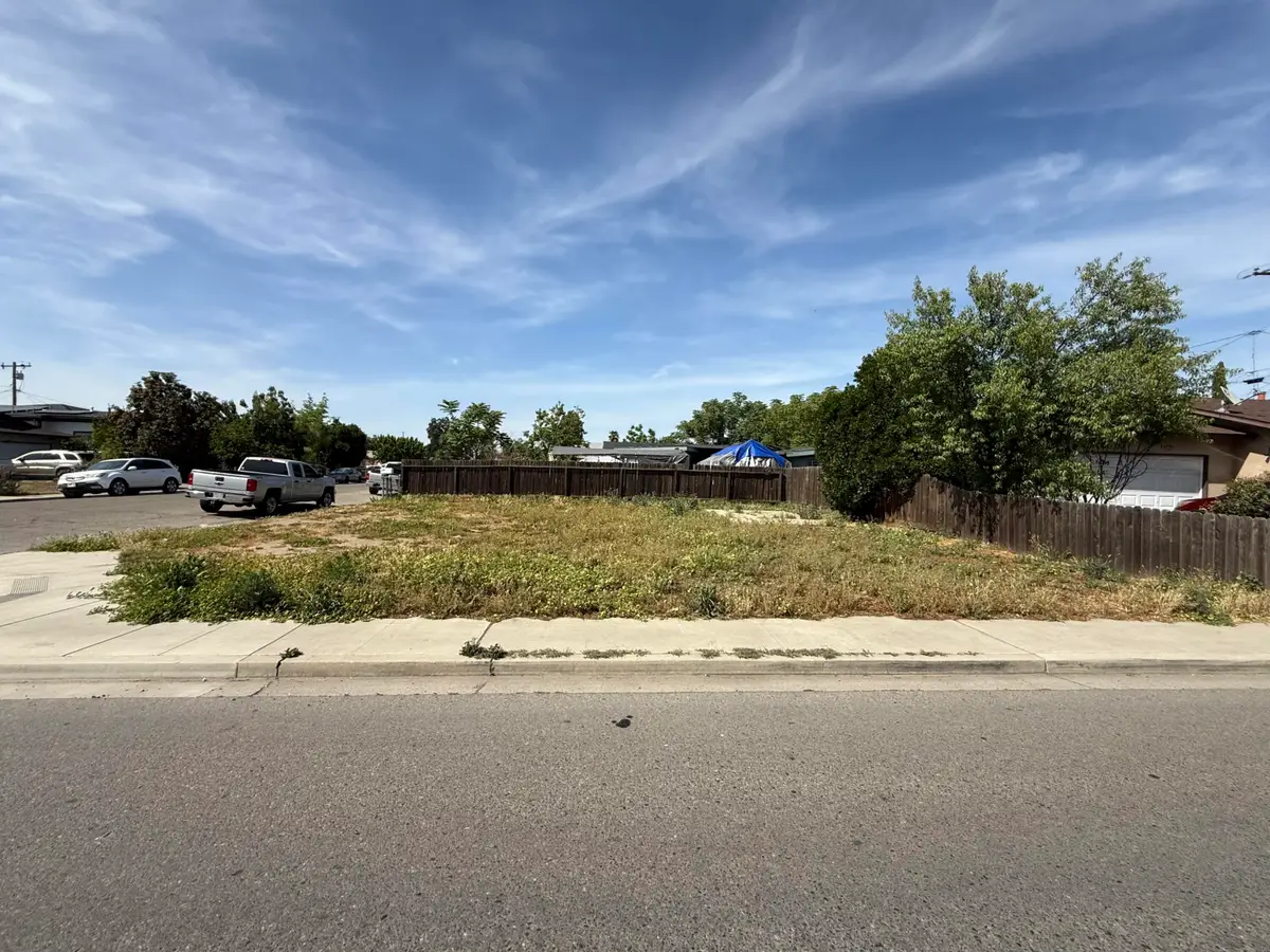 212 E Houston Avenue, Visalia, CA 93291 - #1