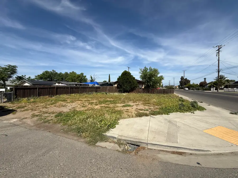 212 E Houston Avenue, Visalia, CA 93291 - #2