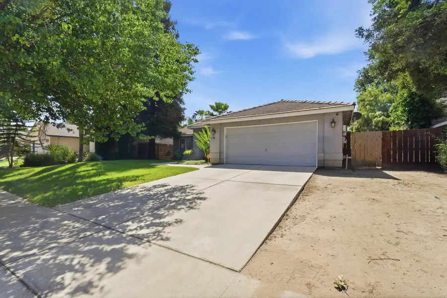 719 E Ferguson Avenue, Visalia, CA 93292 - #2