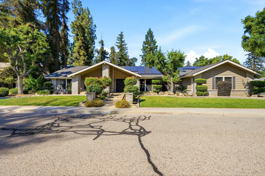 616 W Victor Avenue, Visalia, CA 93277 - #2