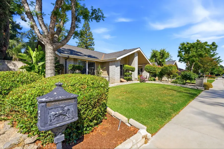 616 W Victor Avenue, Visalia, CA 93277 - #3