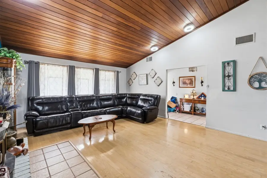 1025 W Monte Vista, Visalia, CA 93277 - #3