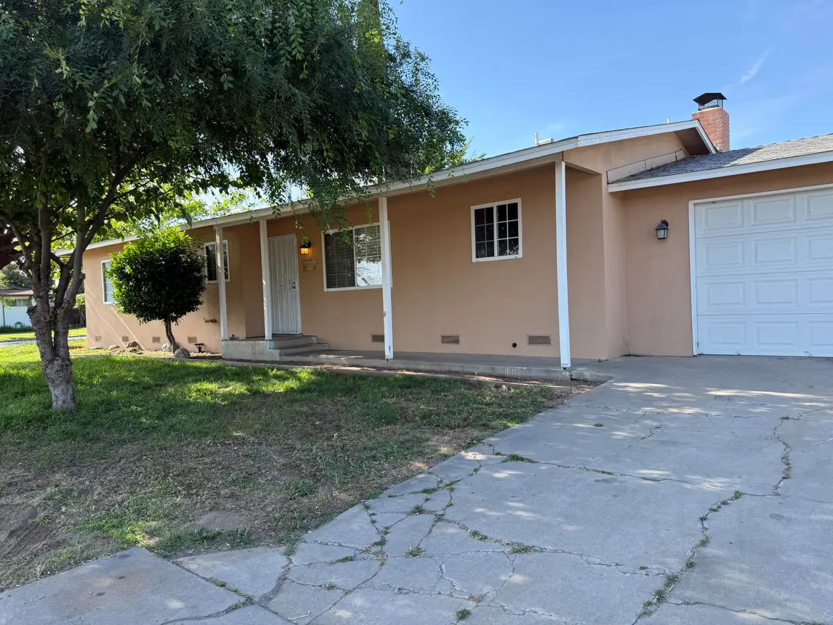 998 W Bardsley Avenue, Tulare, CA 93274 - #1
