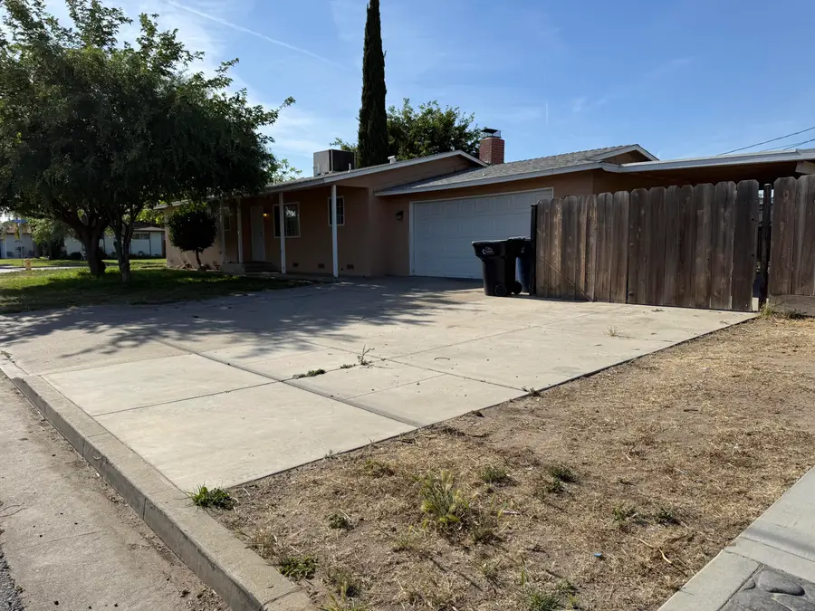 998 W Bardsley Avenue, Tulare, CA 93274 - #2