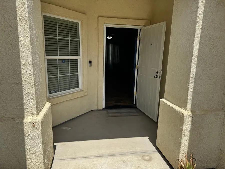 1960 E Sandalwood Avenue Ne, Tulare, CA 93274 - #3
