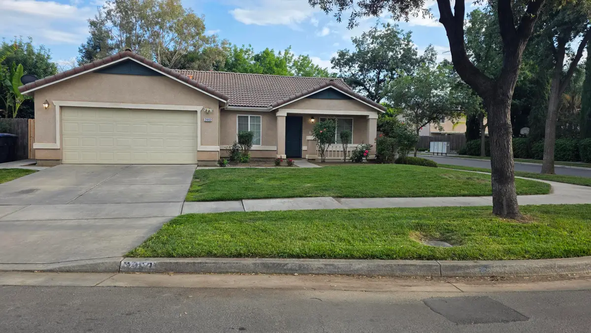 2863 W Prescott Avenue, Visalia, CA 93291 - #1