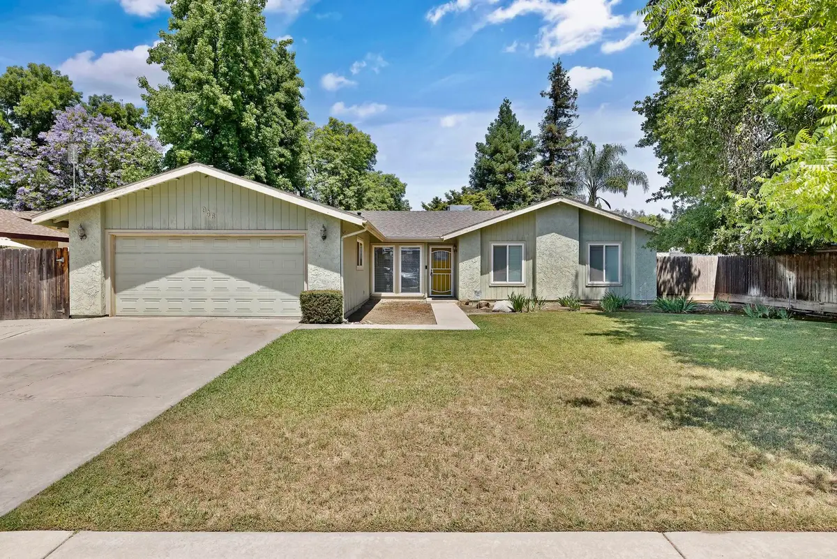 946 E Cambridge Avenue, Visalia, CA 93292 - #1