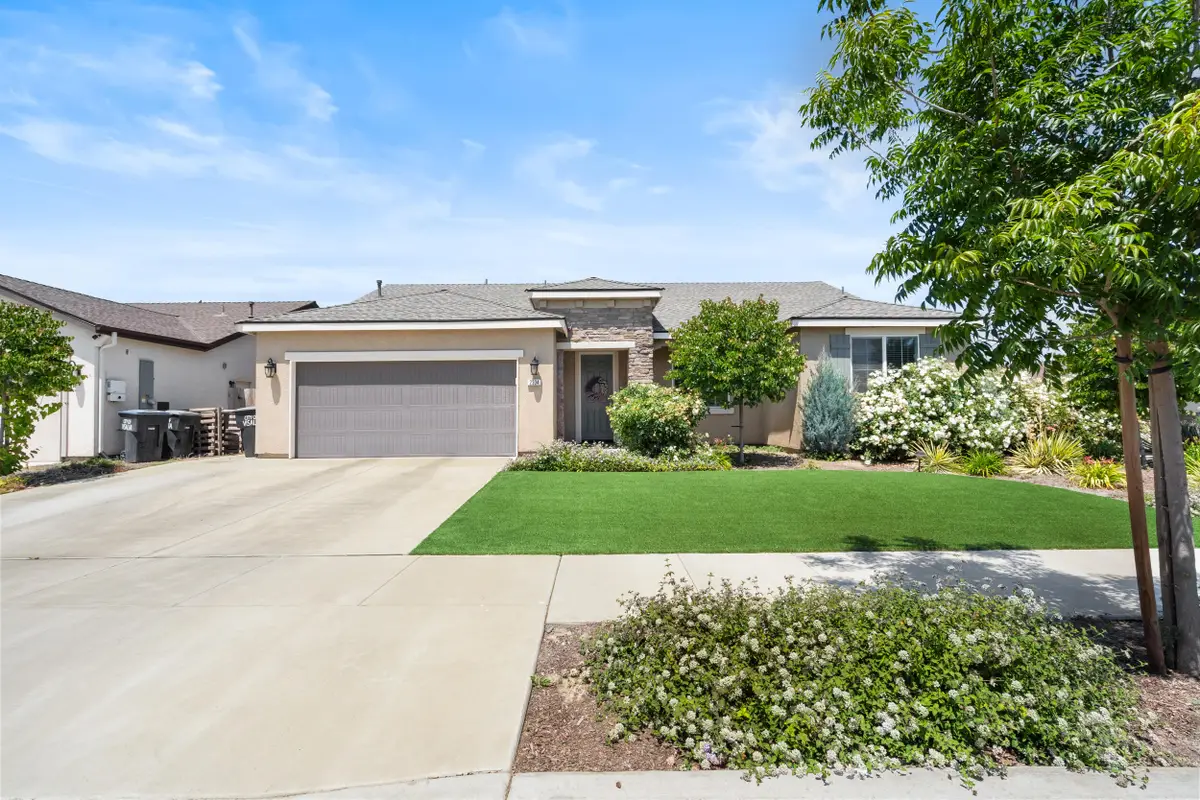 2334 E Monte Vista Avenue, Visalia, CA 93292 - #1