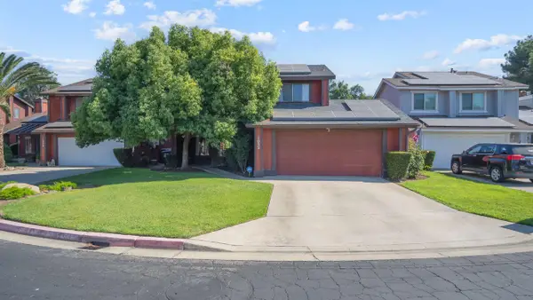 1032 E Oakridge Avenue, Visalia, CA 93292