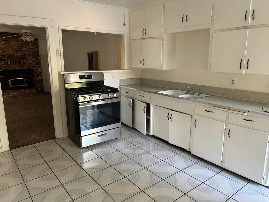 766 W Morton Avenue, Porterville, CA 93257 - #2