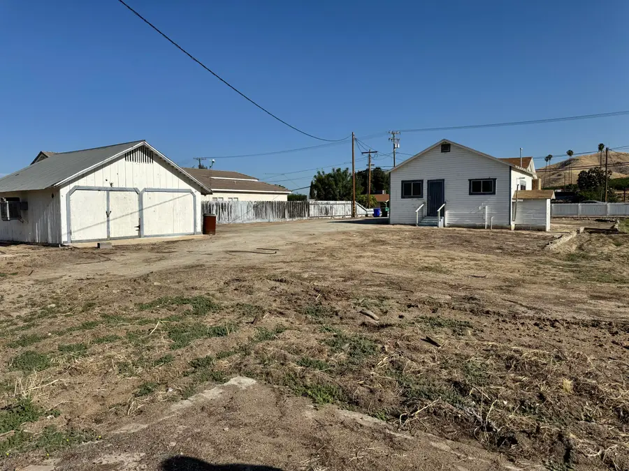 489 W Westfield Avenue, Porterville, CA 93257 - #3