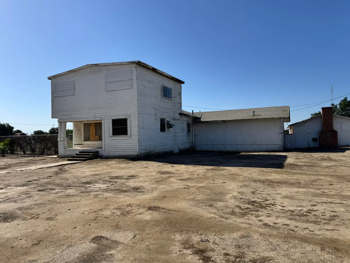 633 W Westfield Avenue, Porterville, CA 93257 - #1