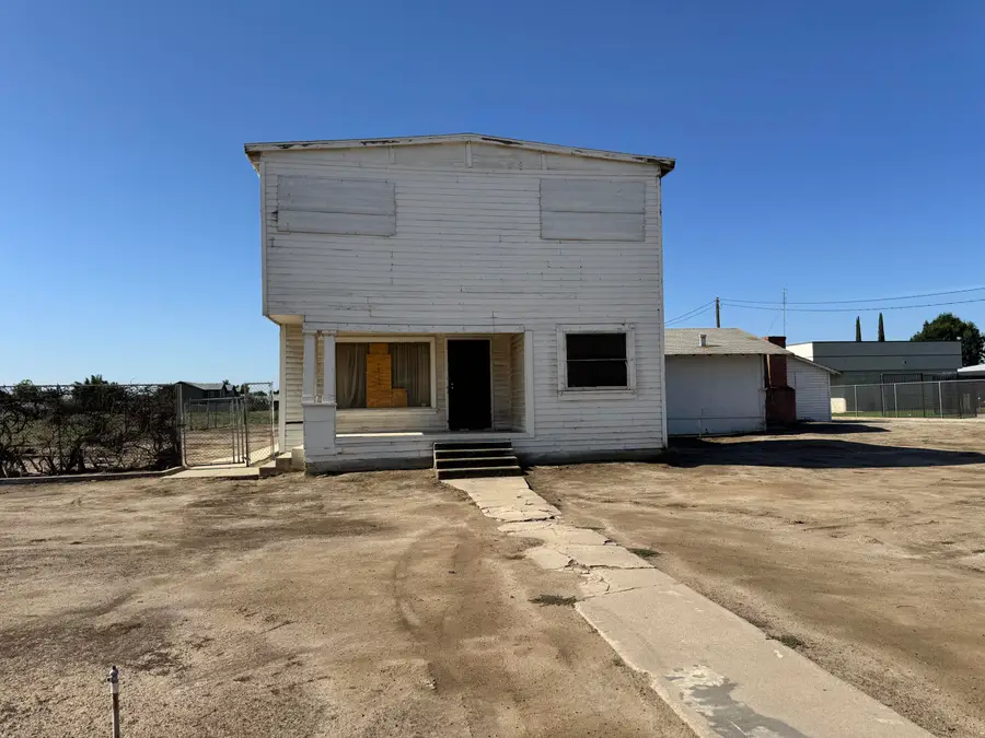 633 W Westfield Avenue, Porterville, CA 93257 - #2