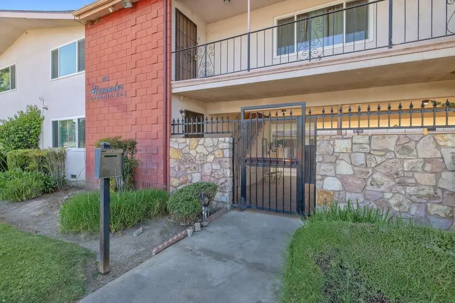 1411 S Divisadero Street, Visalia, CA 93277 - #2
