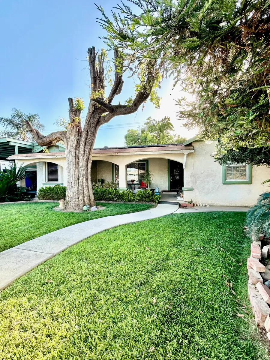 417 S Valencia Boulevard, Woodlake, CA 93286 - #2