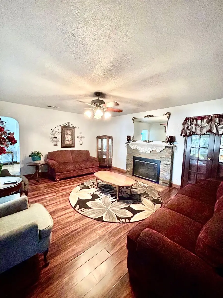 417 S Valencia Boulevard, Woodlake, CA 93286 - #3