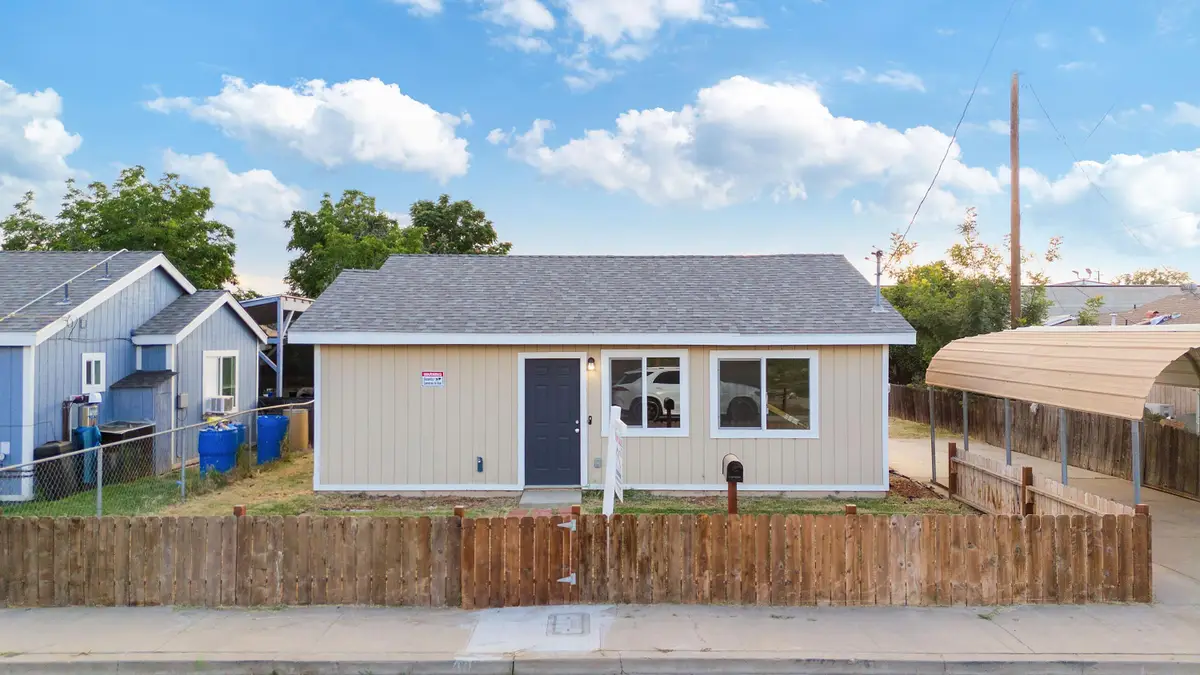 209 S Magnolia Avenue, Farmersville, CA 93223 - #1